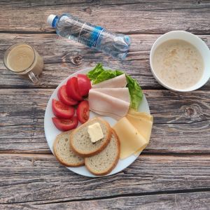 Dieta podstawowa Kawa zbożowa z mlekiem Owsianka z jabłkami Chleb mieszany pszenno-żytni Masło extra Szynka tostowa Ser żółty Pomidor Woda źródlana Sałata zielona